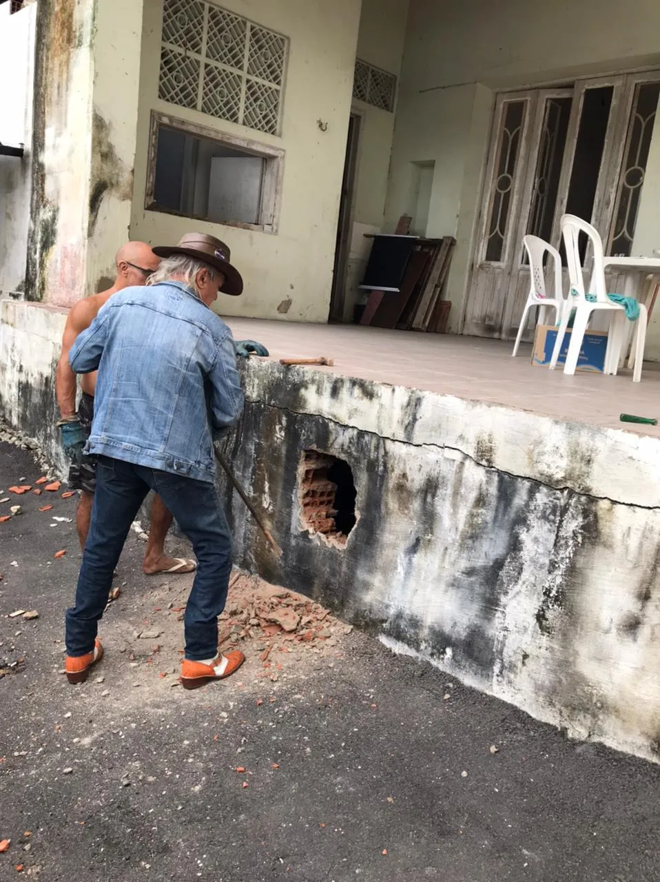 Após abrir acesso pelo exterior do casarão, inquilinos descobriram cômodo desconhecido
