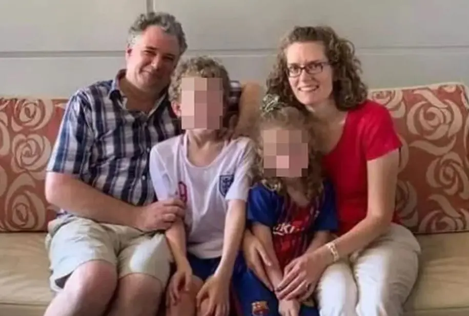 Helen Rhodes com o marido e os filhos