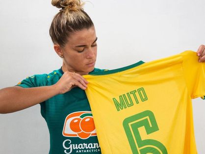 Imagem mostra jogadora de futebol com blusa da seleção na mão