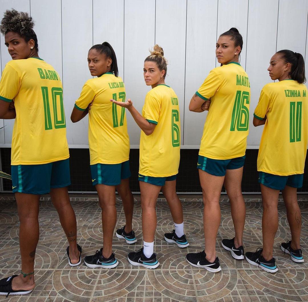 Imagem mostra jogadoras de futebol com camisas da seleção