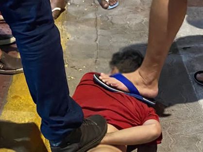 Homem suspeito de agredir ex-companheira é imobilizado no chão de rua em Sobral