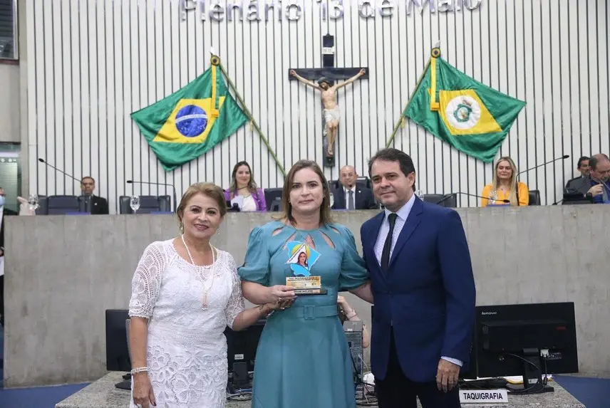 Evandro Leitão ao lado da esposa, Cristiane Leitão, que disputará vaga na Câmara dos Deputados