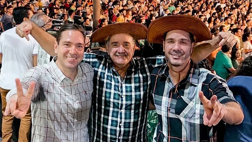 Bismarck Maia ao lado de Eduardo e Guilherme