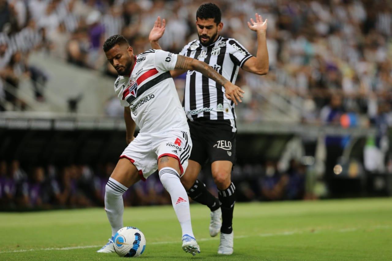 Atletas de Ceará e São Paulo disputam bola