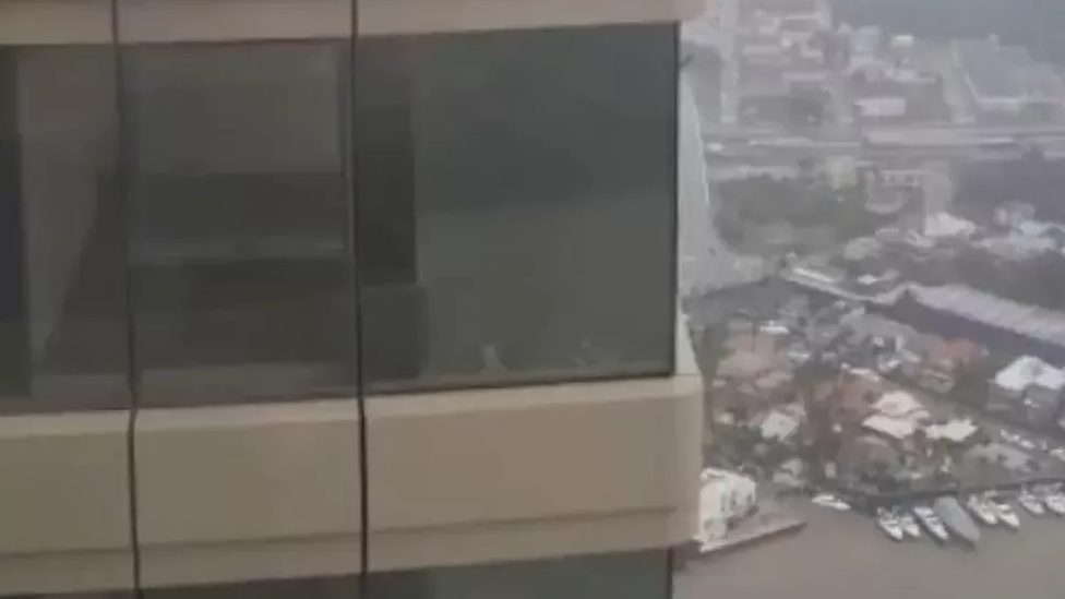 Captura de trecho de vídeo em que torre do Yachthouse balança durante passagem de ciclone em Balneário Camboriú