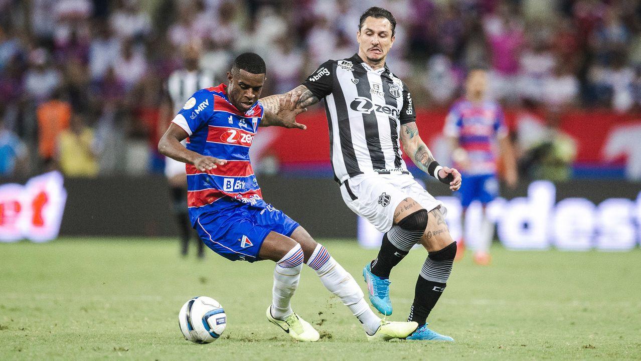 Atletas de Ceará e Fortaleza disputam bola no Clássico-Rei