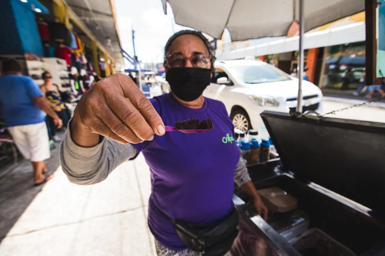 Dona Fátima vende açaí na rua 24 de Maio há cinco anos