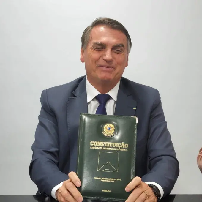 bolsonaro diz que carta em defesa de democracia 'vale menos que papel higiênico'
