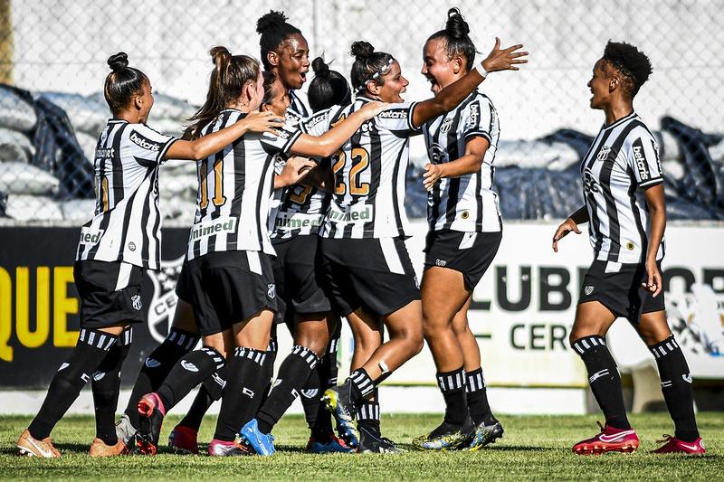 Imagem mostra jogadoras de futebol durante comemoração