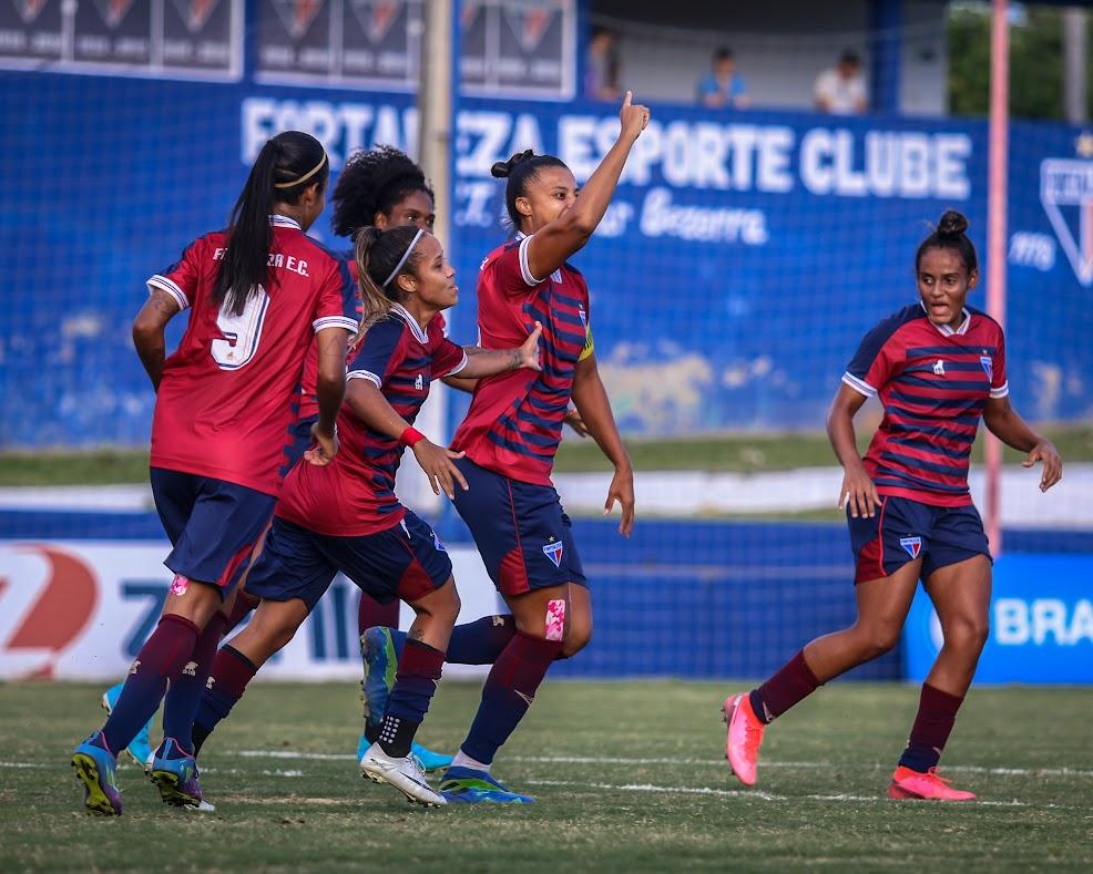 Imagem mostra jogadoras de futebol durante comemoração