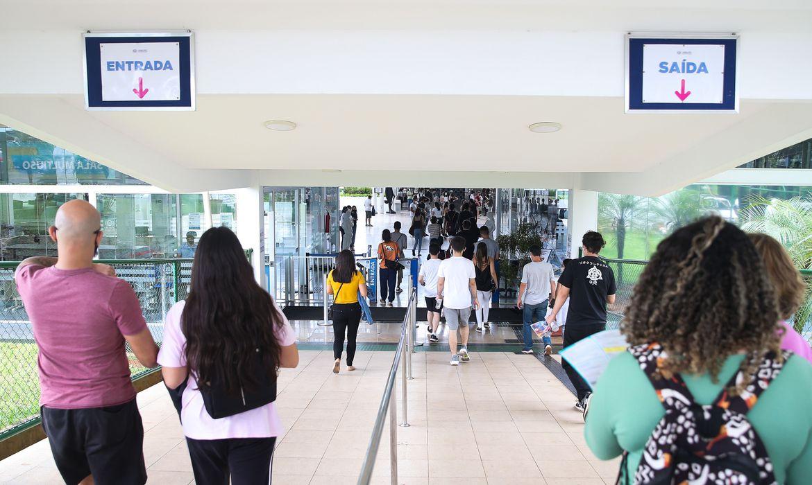Estudantes chegando em instituição de ensino para participar de edição do Enem