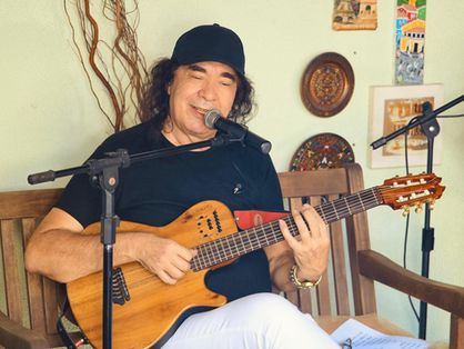 Zelito Miranda tocando violão