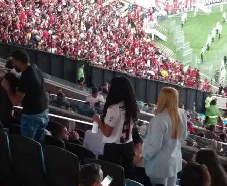 Torcerdor flagra Bella Campos e pais de Gabigol em jogo do Flamengo