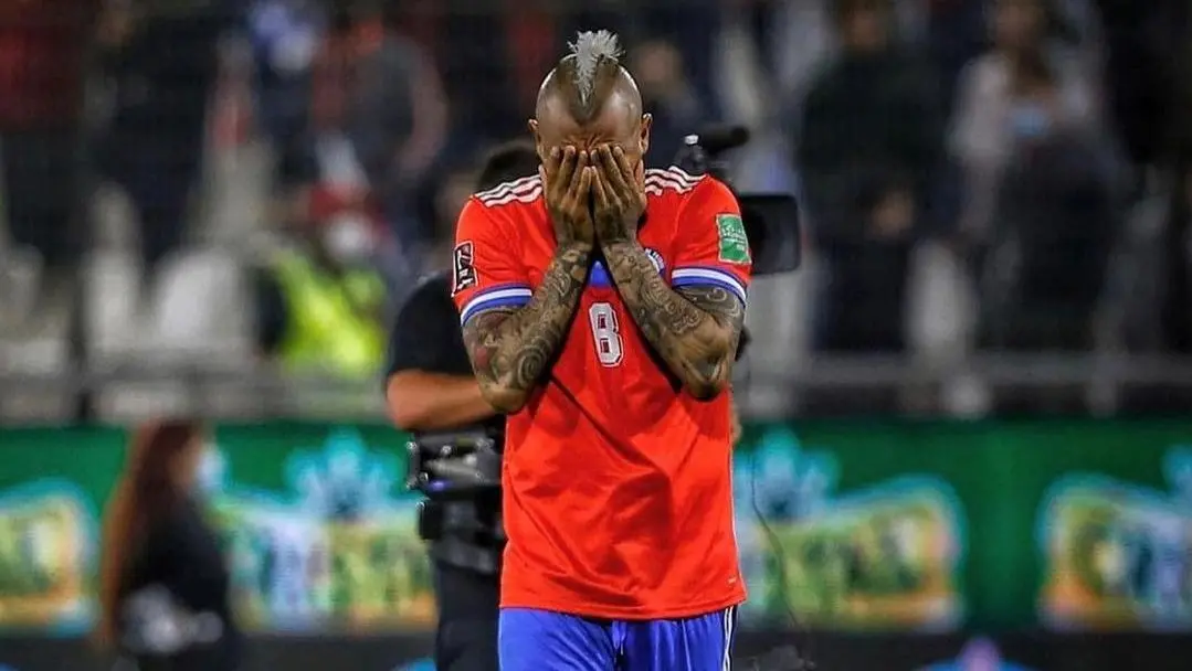 Imagem mostra jogador de futebol com mãos no rosto