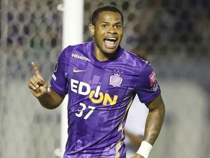 Júnior Santos comemora gol pelo Sanfrecce Hiroshima, do Japão