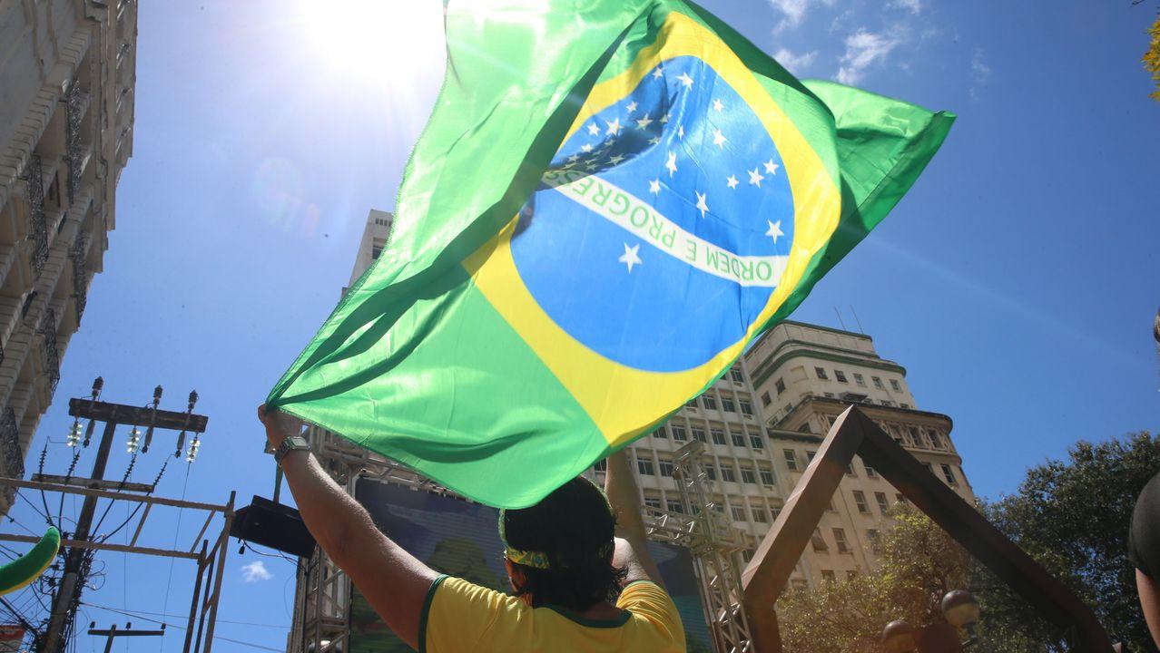 Imagem mostra mulher com bandeira do Brasil