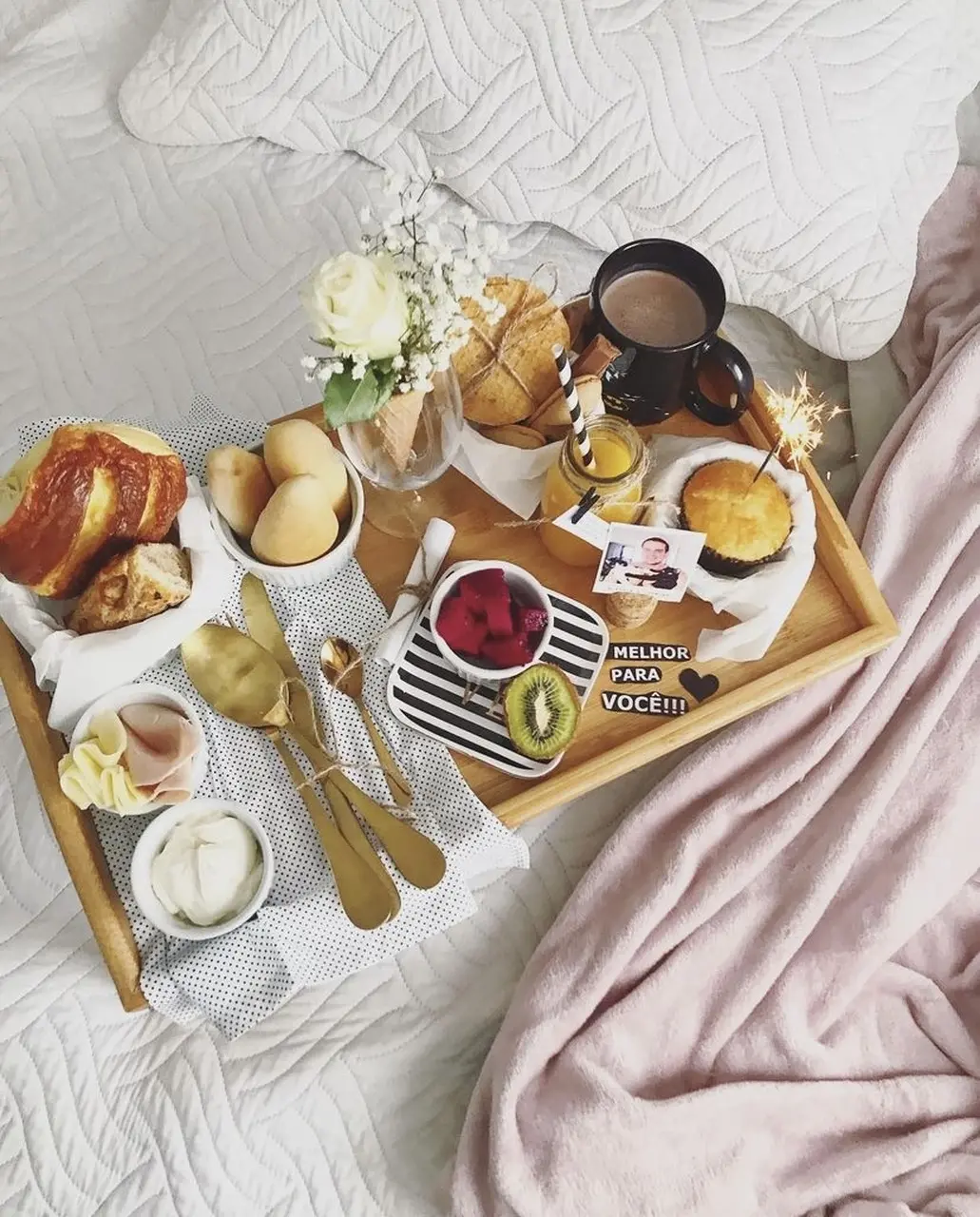 Use a criatividade e decore com fotos, bilhetes e flores