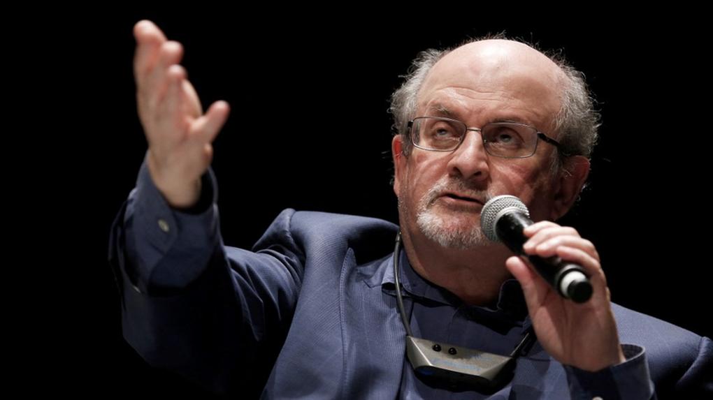 Salman Rushdie com microfone