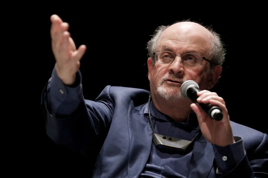Salman Rushdie com microfone