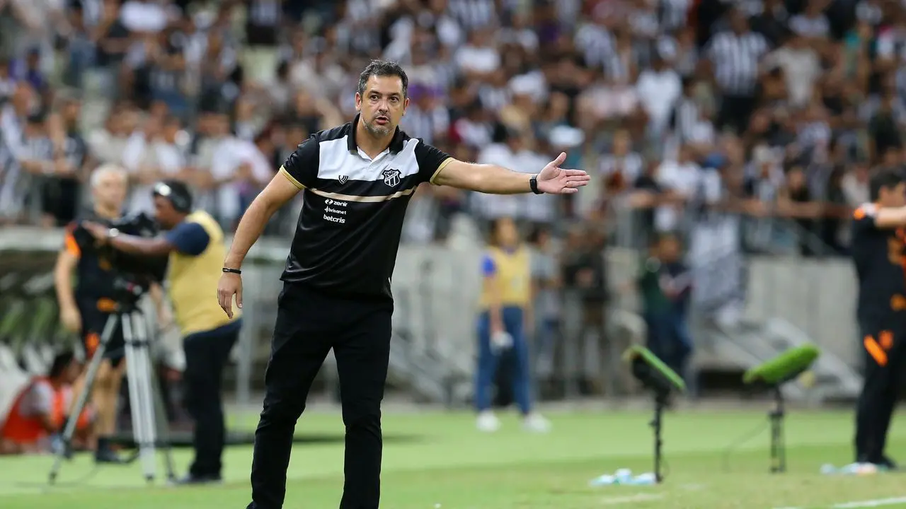 Marquinhos Santos em ação durante jogo do Ceará