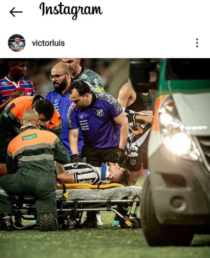 Imagem mostra jogador de futebol sendo atendido em campo