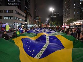bandeira do brasil protesto
