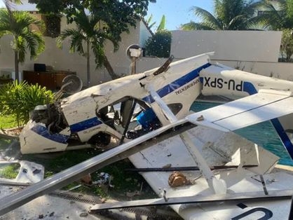avião destruído após cair em casa de condomínio no rio de janeiro
