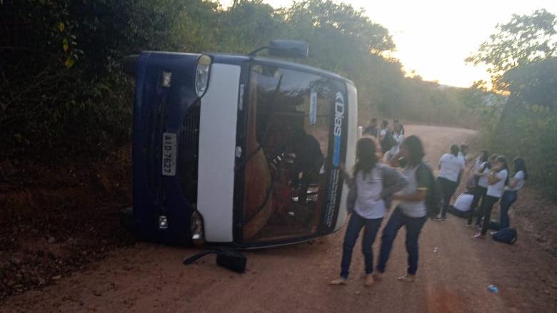 Ônibus com estudantes tomba em Santana do Cariri, no Interior do Ceará