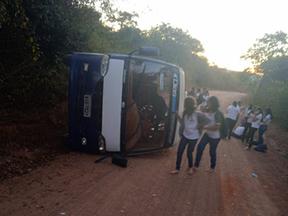 Ônibus com estudantes tomba em Santana do Cariri, no Interior do Ceará