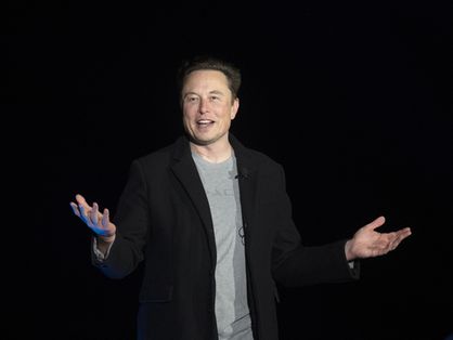 Elon Musk sorri durante coletiva de imprensa