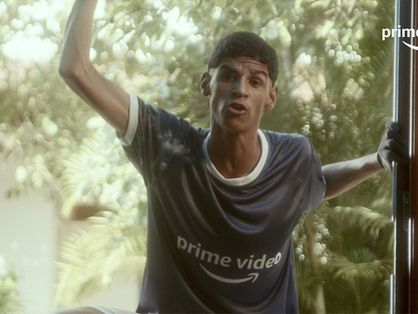 Luva de Pedreiro em ação durante campanha da Amazon Prime