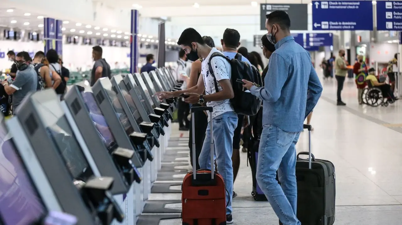 Imagem da notícia: Anvisa derruba obrigatoriedade de máscaras em aviões e aeroportos do Brasil