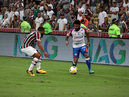 Atletas de Fortaleza e Fluminense disputam bola