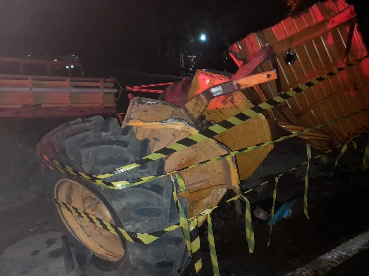 Trator é partido ao meio após colidir com micro-ônibus no Cariri