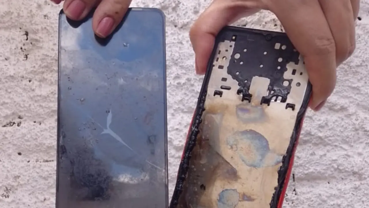 Mão segura celular que explodiu em Quiterianópolis