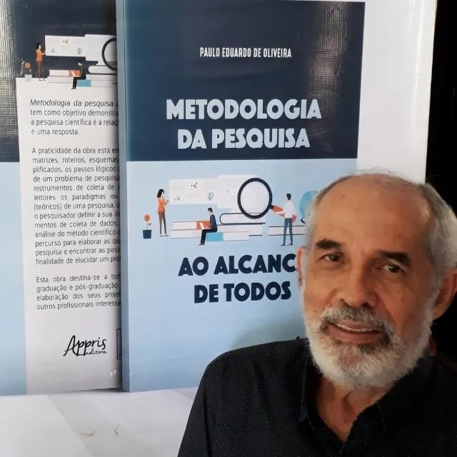 Professor Paulo Eduardo de Oliveira é autor de livros sobre metodologia e escrita científica