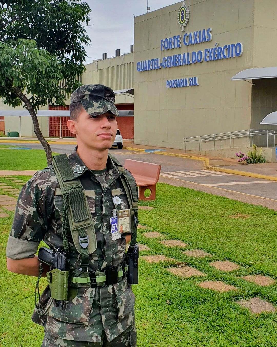 youtuber wilker leão de farda em frente a uma sede do exército