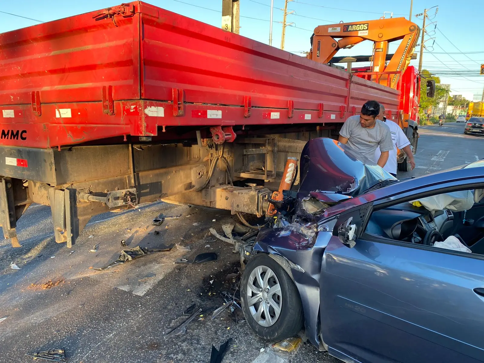 Imagem da notícia Carro bate em caminhão guincho no José Walter, e motorista foge