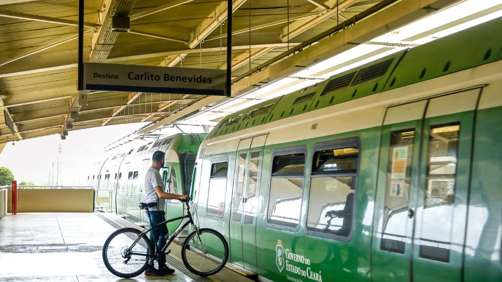 Ciclista aguarda em estação para embarcar na Linha Sul do Metrofor com bicicleta