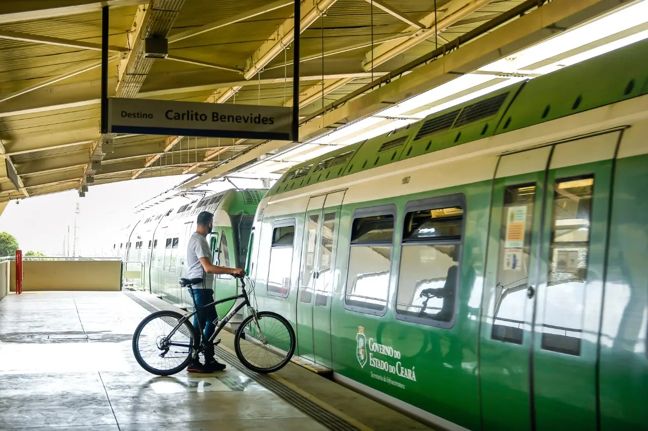 Ciclista aguarda em estação para embarcar na Linha Sul do Metrofor com bicicleta