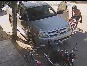 ciclista idoso atingido pro porta de carro
