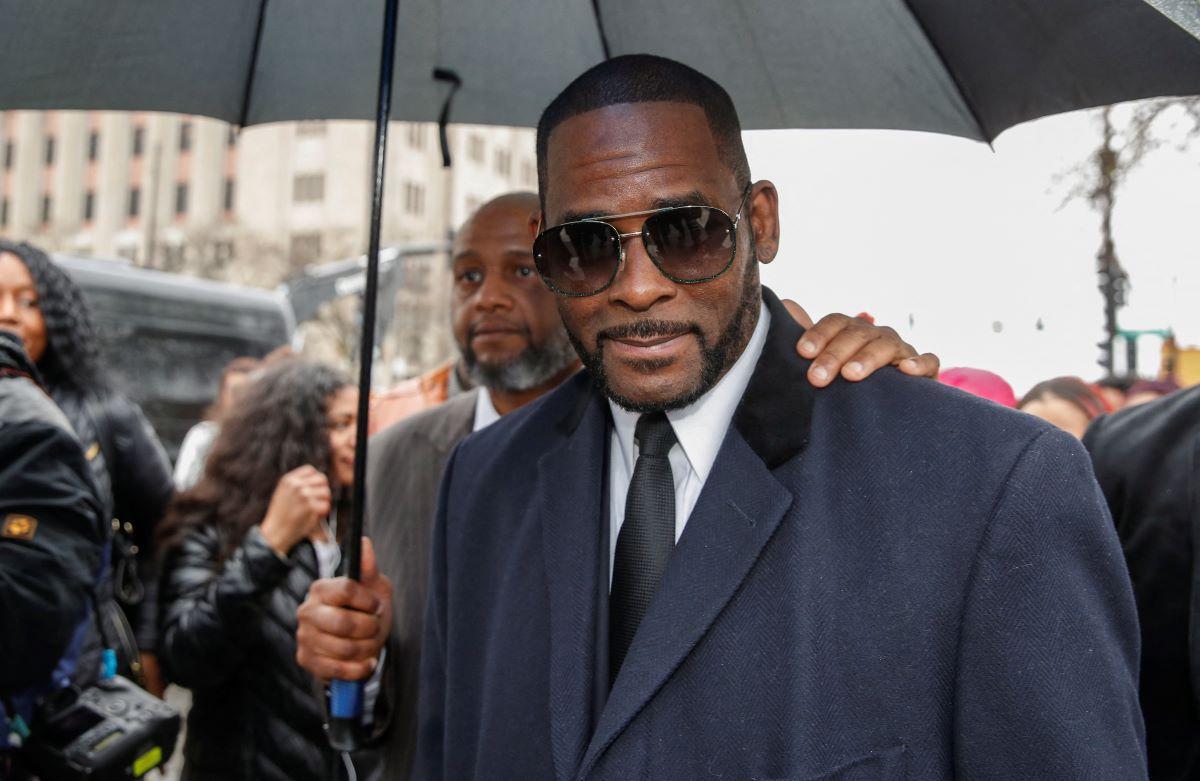 r kelly chegando a corte para julgamento