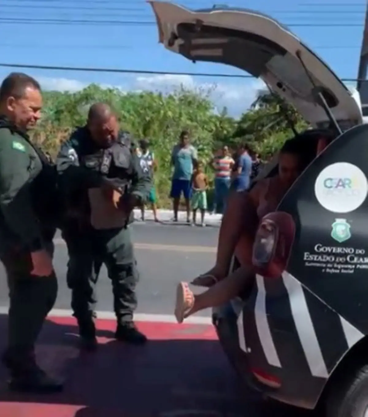 mulher presa em viatura por matar marido