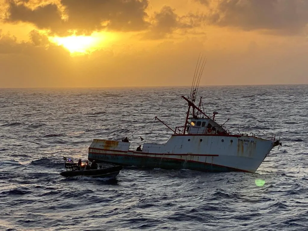 Embarcação foi apreendida em alto mar