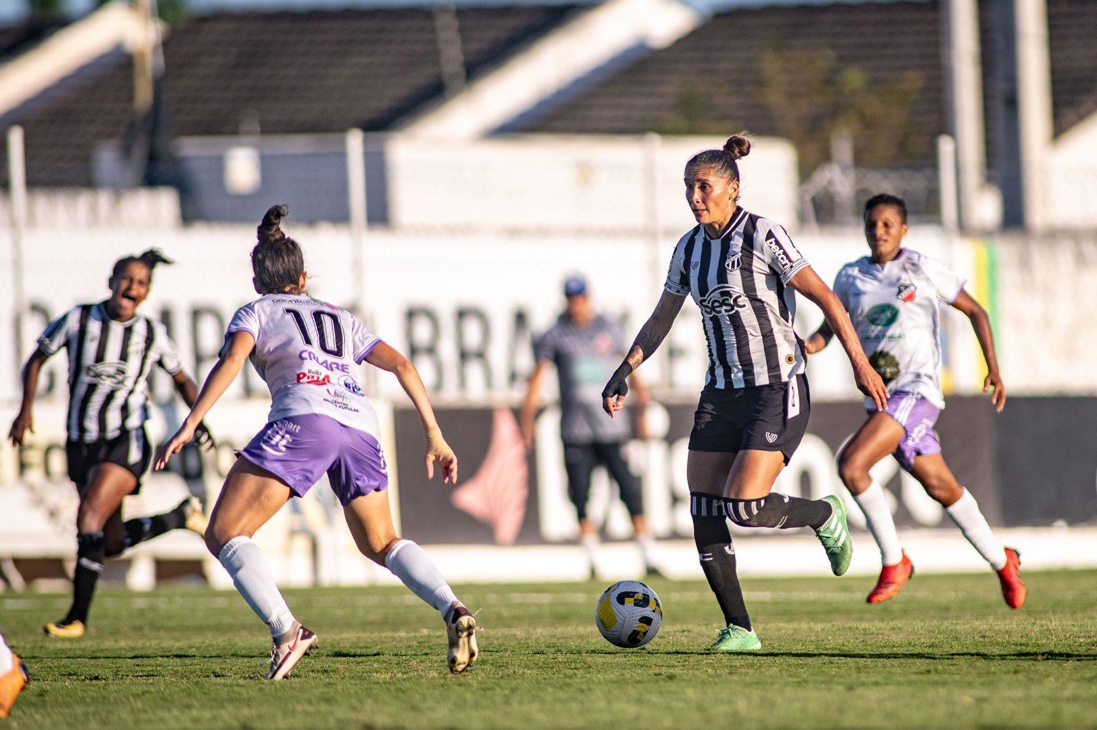 Imagem mostra jogadoras de futebol