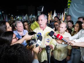 Ciro Gomes lamenta ausência de Cid e Ivo em inauguração de comitê do PDT. Ele também atacou o ex-governador Camilo Santana