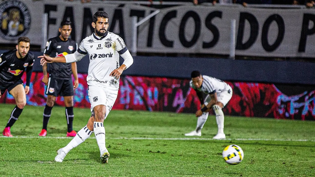 Após Erick perder duas cobranças, Zé Roberto bateu e marcou o gol do Ceará