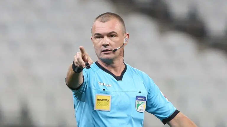 Imagem mostra árbitro de futebol apontando para frente