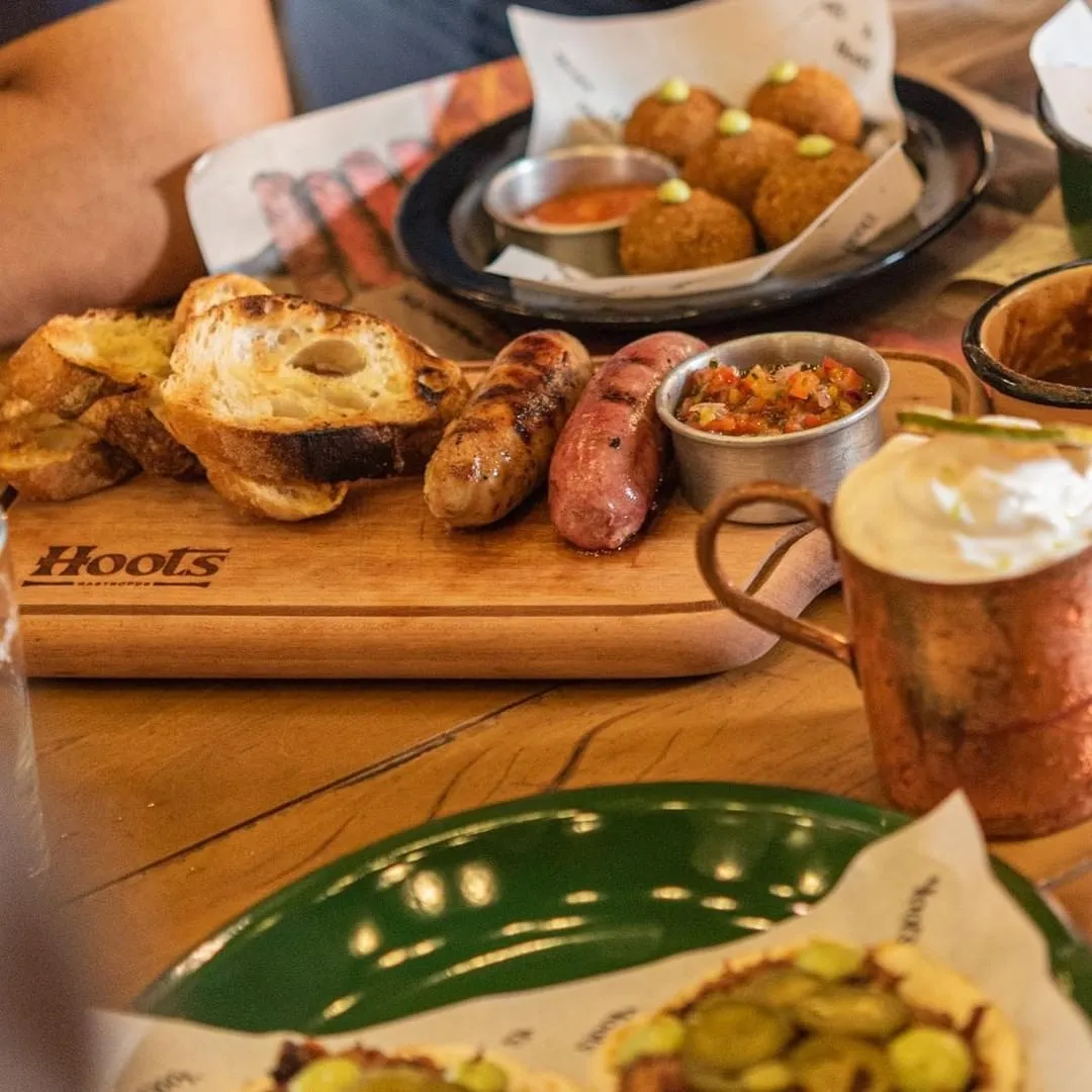 Além da música ao vivo, programação de segunda do Hoots tem promoções em petiscos e bebidas