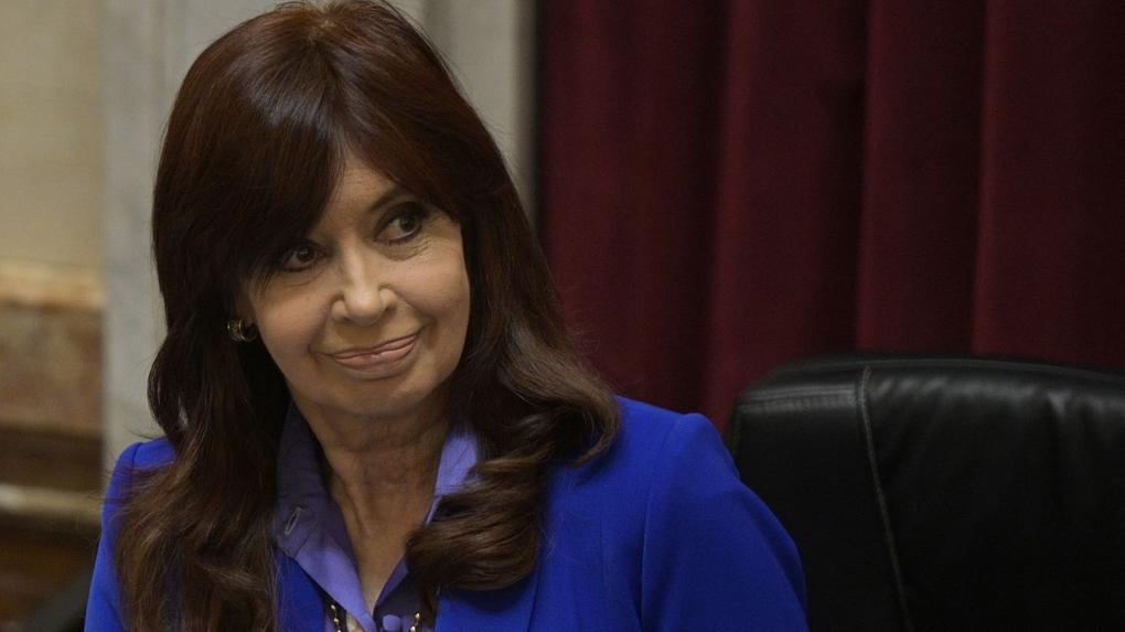 de terno azul, a ex-presidente argentina Cristina Kirchner